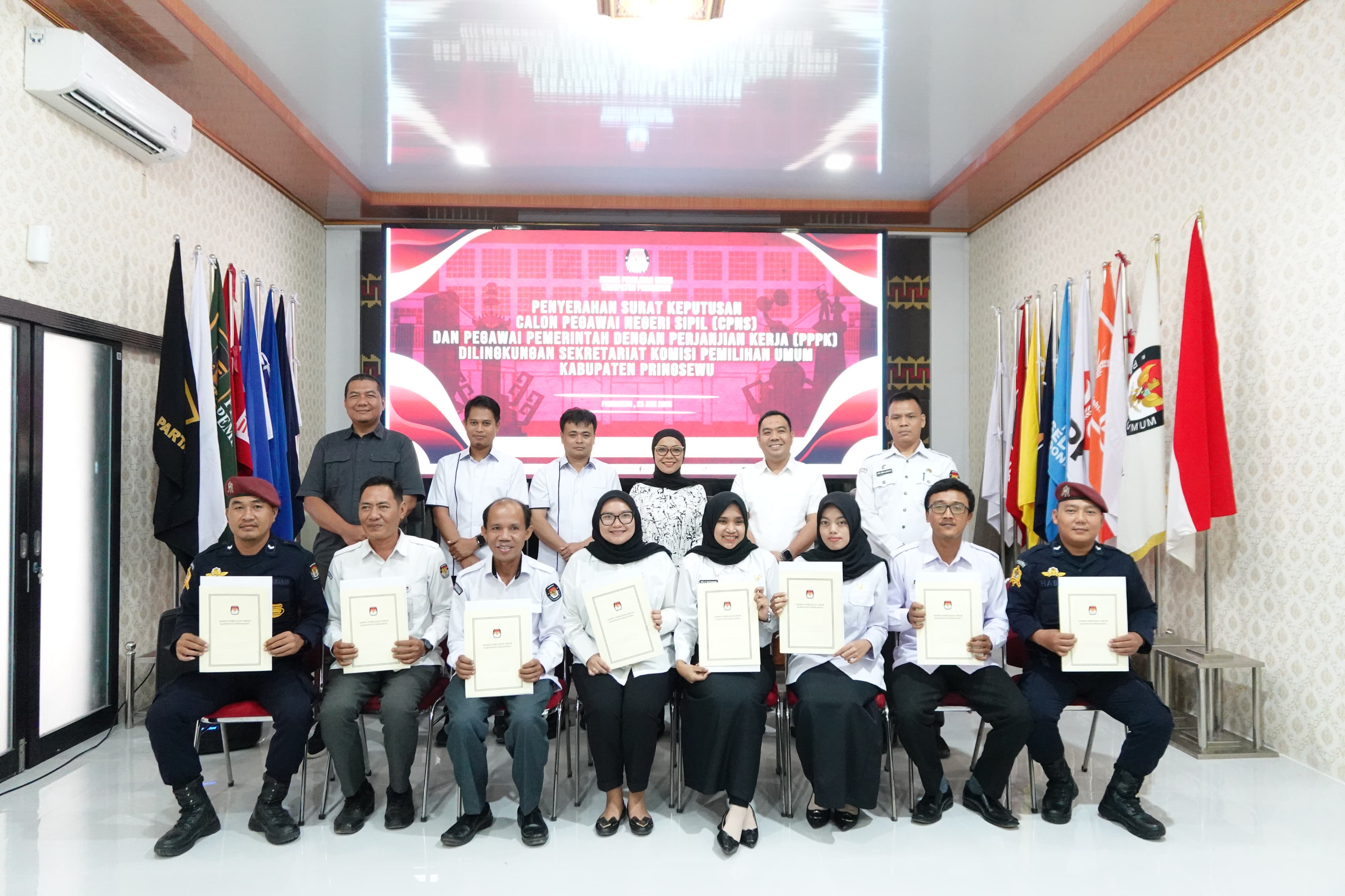 Penyerahan SK CPNS dan PPPK di Lingkungan Sekretariat KPU Pringsewu